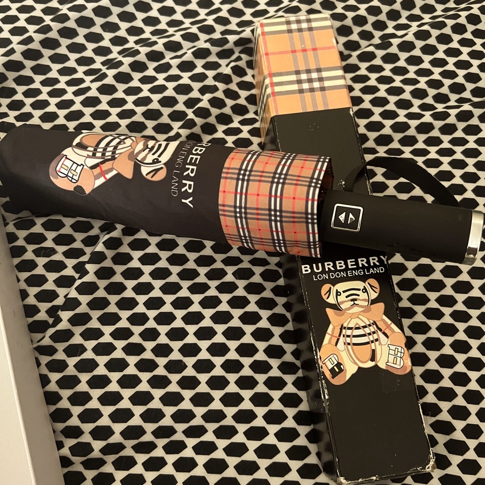 Burberry teddy umbrella unused!